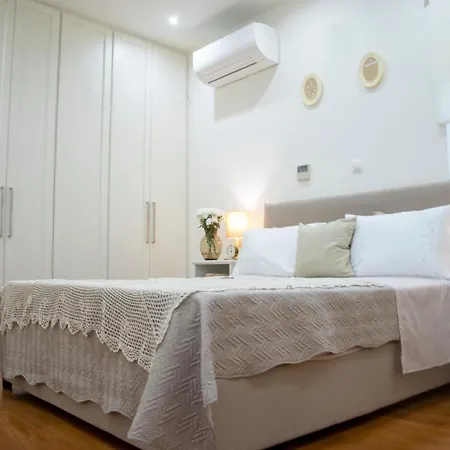 Apartment Naias Aegina, Sea-Front Apartment 95 Sqm